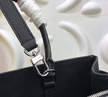 Load image into Gallery viewer, Twist Tote
