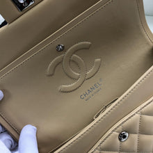 Load image into Gallery viewer, CC Flap Bag X Lambskin Medium