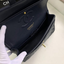 Load image into Gallery viewer, CC Flap Bag X Lambskin Medium
